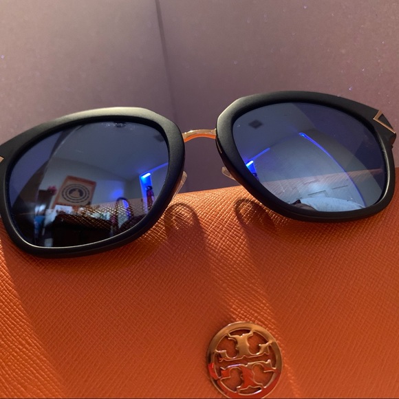 Sporty Tory sunnies - Picture 2 of 4